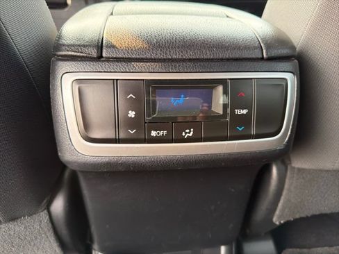 Used 2016 Toyota Highlander LE FWD image 38