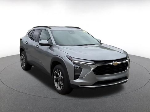 Used 2025 Chevrolet Trax LT FWD image 3