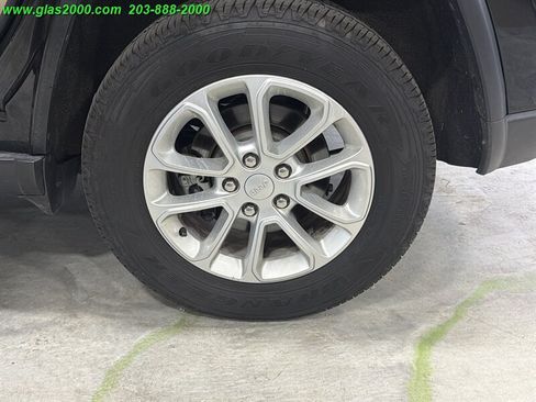 Used 2021 Jeep Grand Cherokee Laredo AWD/4WD image 16