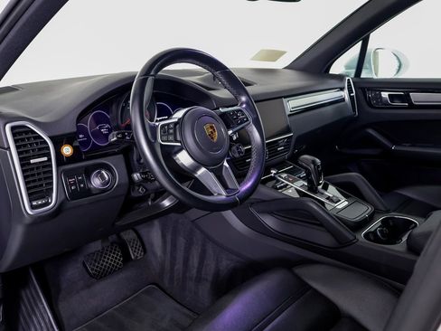 Certified 2023 Porsche Cayenne Platinum Edition image 4