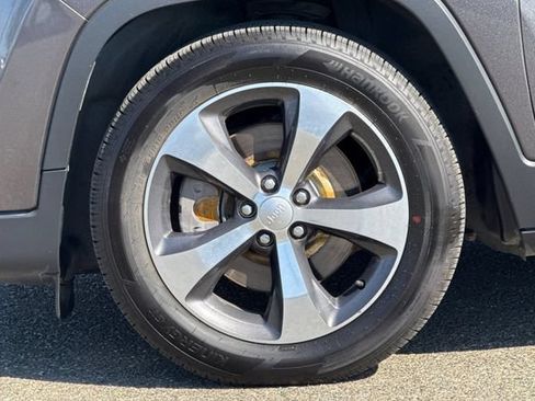 Used 2019 Jeep Cherokee Limited FWD image 34