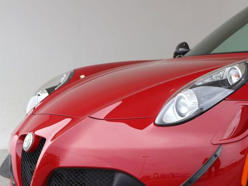 Used 2015 Alfa Romeo 4C Launch Edition w/ Convenience Group RWD image 31
