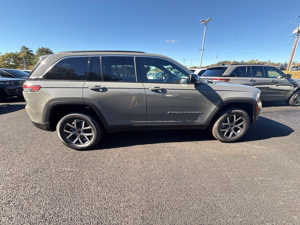 New 2027 Jeep Grand Cherokee Laredo X AWD/4WD image 6