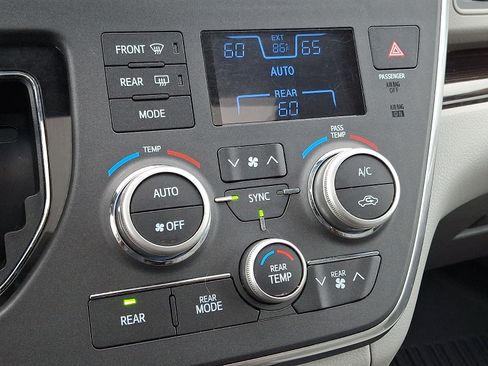Used 2017 Toyota Sienna XLE Premium FWD image 18