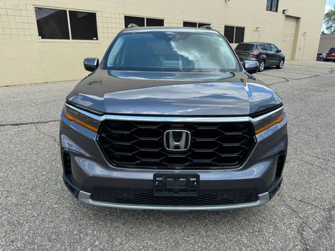 Used 2025 Honda Pilot Touring image 2