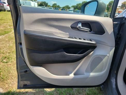 Used 2020 Chrysler Pacifica Touring w/ Advanced Safetytec Group FWD image 14