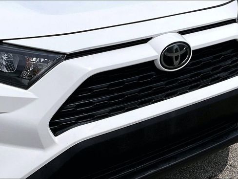 Used 2019 Toyota RAV4 LE FWD image 27