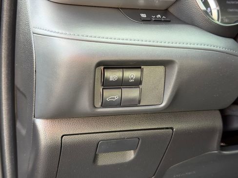 Used 2023 Toyota Highlander XLE image 14