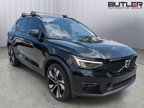 Used 2023 Volvo XC40 B5 Plus image 8