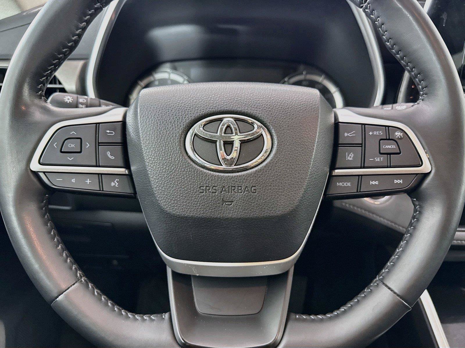 Used 2022 Toyota Highlander XLE AWD/4WD image 16