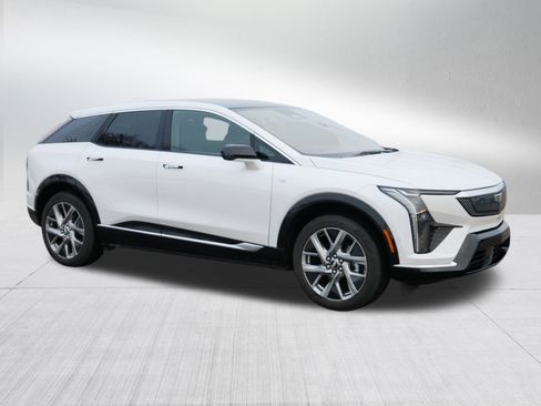 Certified 2025 Cadillac Optiq Luxury 2 w/ LPO, Floor Liner Package image 8