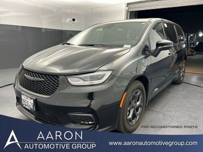 Used 2023 Chrysler Pacifica Touring-L w/ Uconnect Theater Family Group