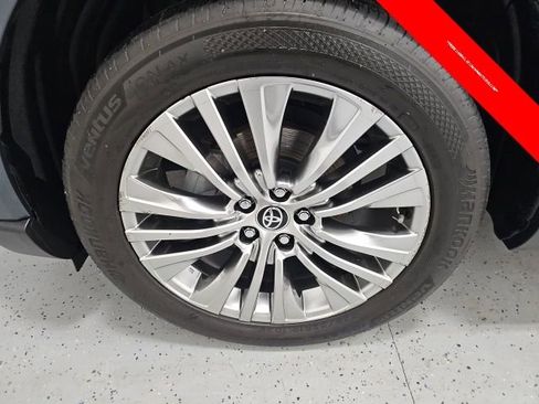 Used 2021 Toyota Venza Limited image 10