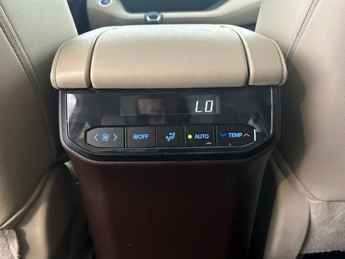 Used 2021 Toyota Highlander XLE AWD/4WD image 24