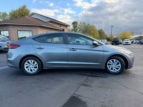 Used 2017 Hyundai Elantra SE w/ Cargo Package image 4