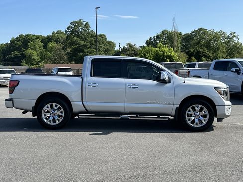Used 2020 Nissan Titan SL w/ Moonroof Package RWD image 4