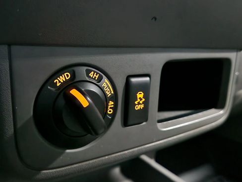 Used 2014 Nissan Frontier SV image 30