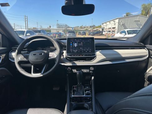 Used 2025 Jeep Compass Limited image 32