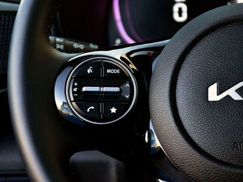 Certified 2025 Kia Soul EX image 18