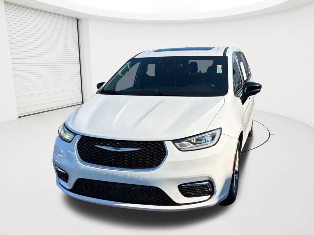 Used 2026 Chrysler Pacifica Limited FWD image 2