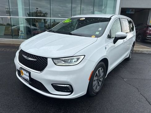 Used 2023 Chrysler Pacifica Touring-L FWD image 2
