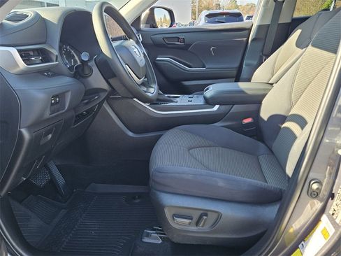 Certified 2023 Toyota Highlander L image 5
