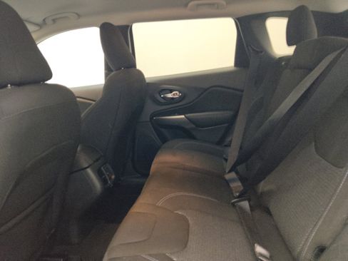 Used 2021 Jeep Cherokee Latitude AWD/4WD image 18