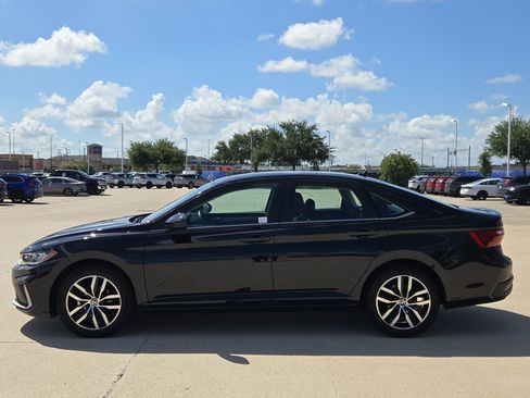 Used 2025 Volkswagen Jetta SE FWD image 7