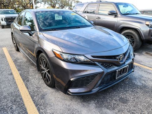 Used 2021 Toyota Camry SE image 4