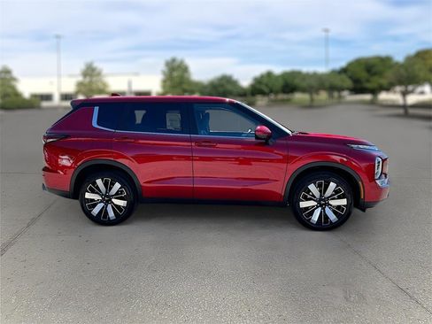 New 2025 Mitsubishi Outlander SE image 8