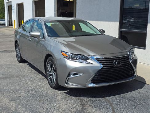 Used 2017 Lexus ES 350 w/ Luxury Package FWD image 1
