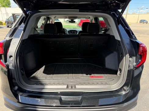Used 2024 GMC Terrain SLE w/ Driver Convenience Package FWD image 12