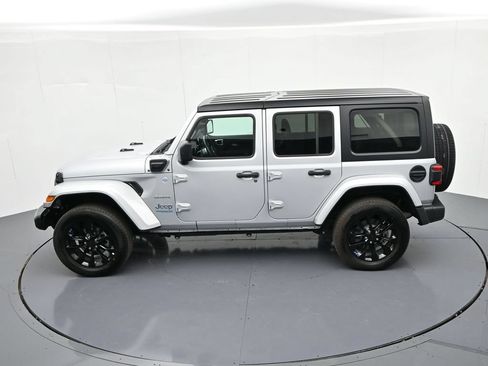Used 2022 Jeep Wrangler Unlimited Sahara w/ Cold Weather Group AWD/4WD image 25