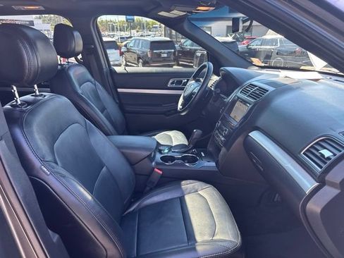 Used 2017 Ford Explorer XLT w/ Equipment Group 202A AWD/4WD image 10