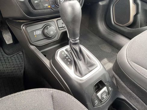 Used 2023 Jeep Renegade Latitude AWD/4WD image 19