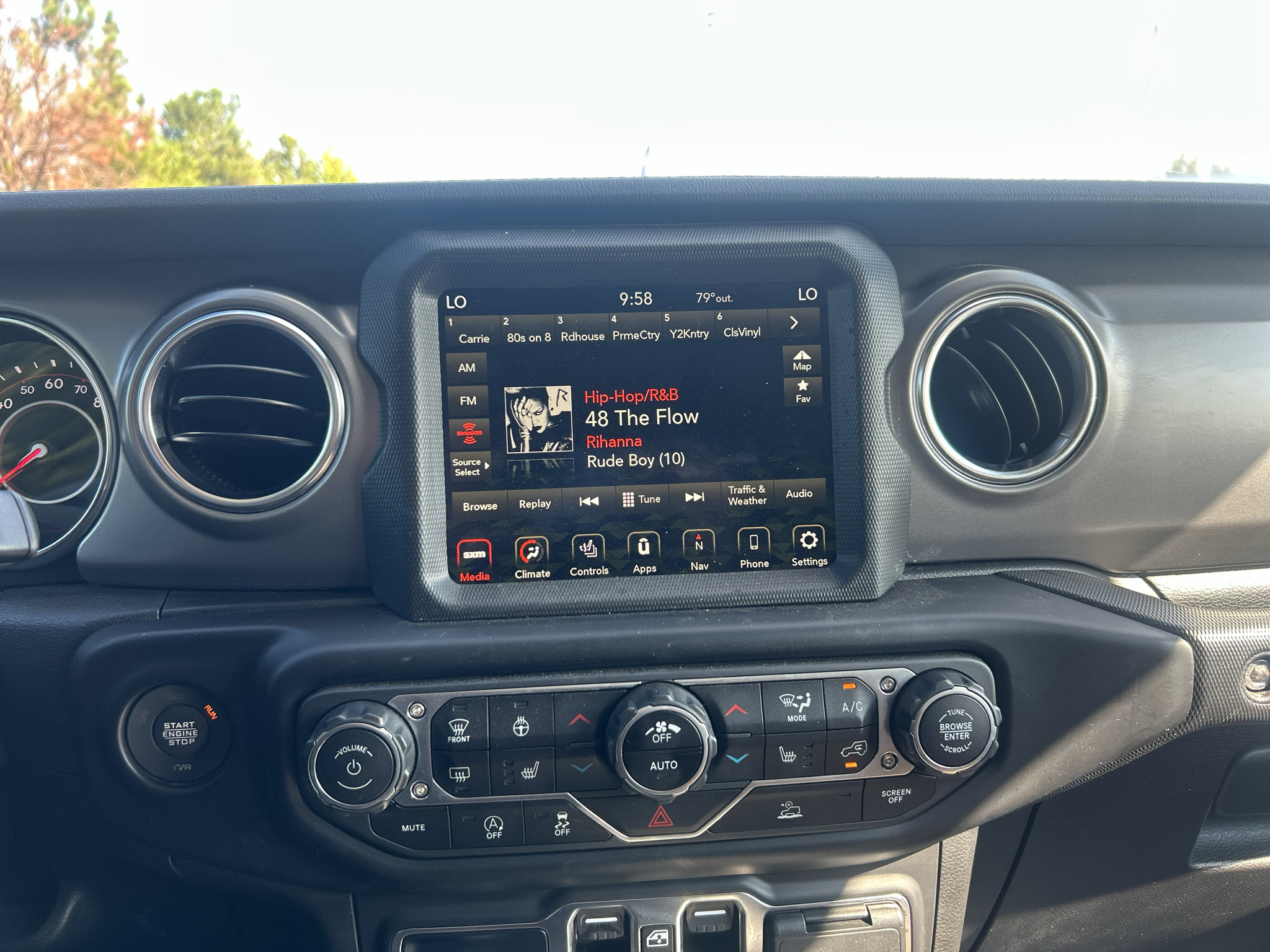 Used 2022 Jeep Gladiator Rubicon w/ LED Lighting Group AWD/4WD image 11