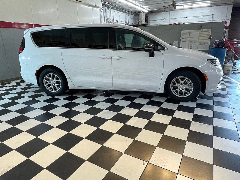 Used 2026 Chrysler Pacifica Select FWD image 4
