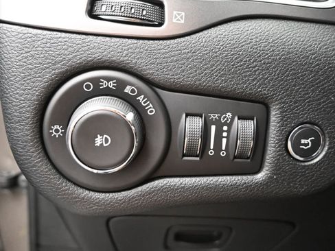 Used 2019 Jeep Cherokee Latitude Plus w/ Comfort/Convenience Group AWD/4WD image 22