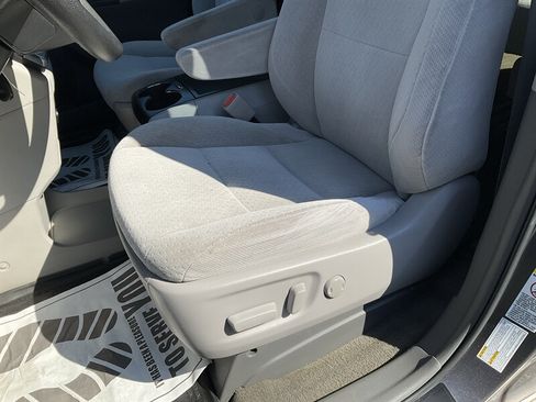 Used 2017 Toyota Sienna LE AWD/4WD image 21