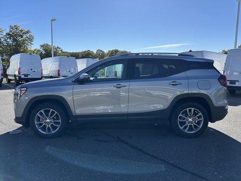 Used 2024 GMC Terrain SLT image 2