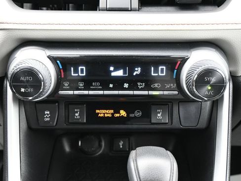 Used 2022 Toyota RAV4 XLE w/ XLE Grade Weather Package AWD/4WD image 21