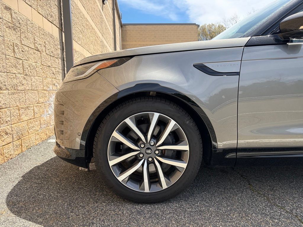 Certified 2025 Land Rover Discovery Dynamic SE AWD/4WD image 9
