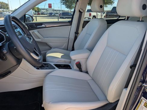 Used 2023 Volkswagen Tiguan SE w/ Panoramic Sunroof Package FWD image 28
