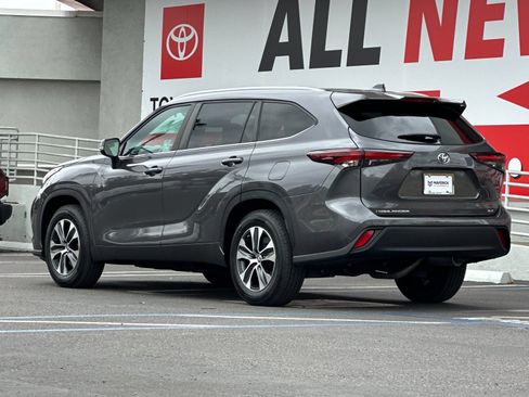 Used 2024 Toyota Highlander XLE FWD image 3