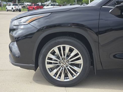 New 2026 Toyota Highlander Platinum AWD/4WD image 5