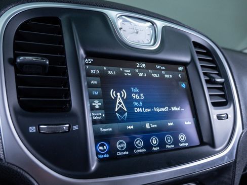 Used 2018 Chrysler 300 Limited image 21