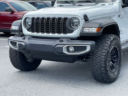 Used 2025 Jeep Gladiator Sport AWD/4WD image 10