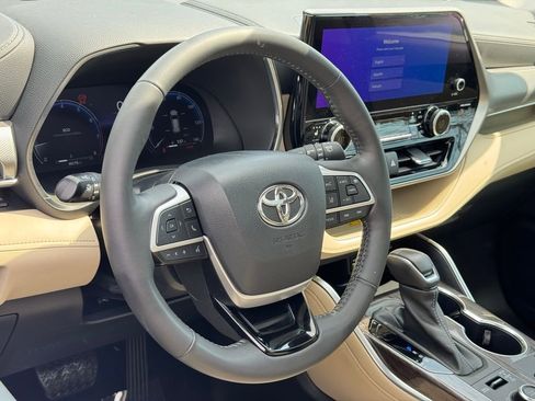 Used 2024 Toyota Highlander Platinum image 21