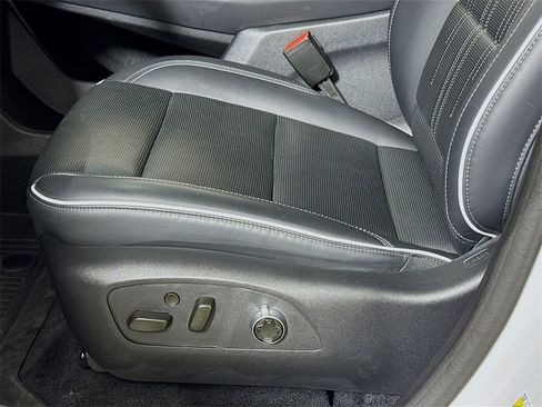 Used 2025 Buick Enclave Avenir image 18