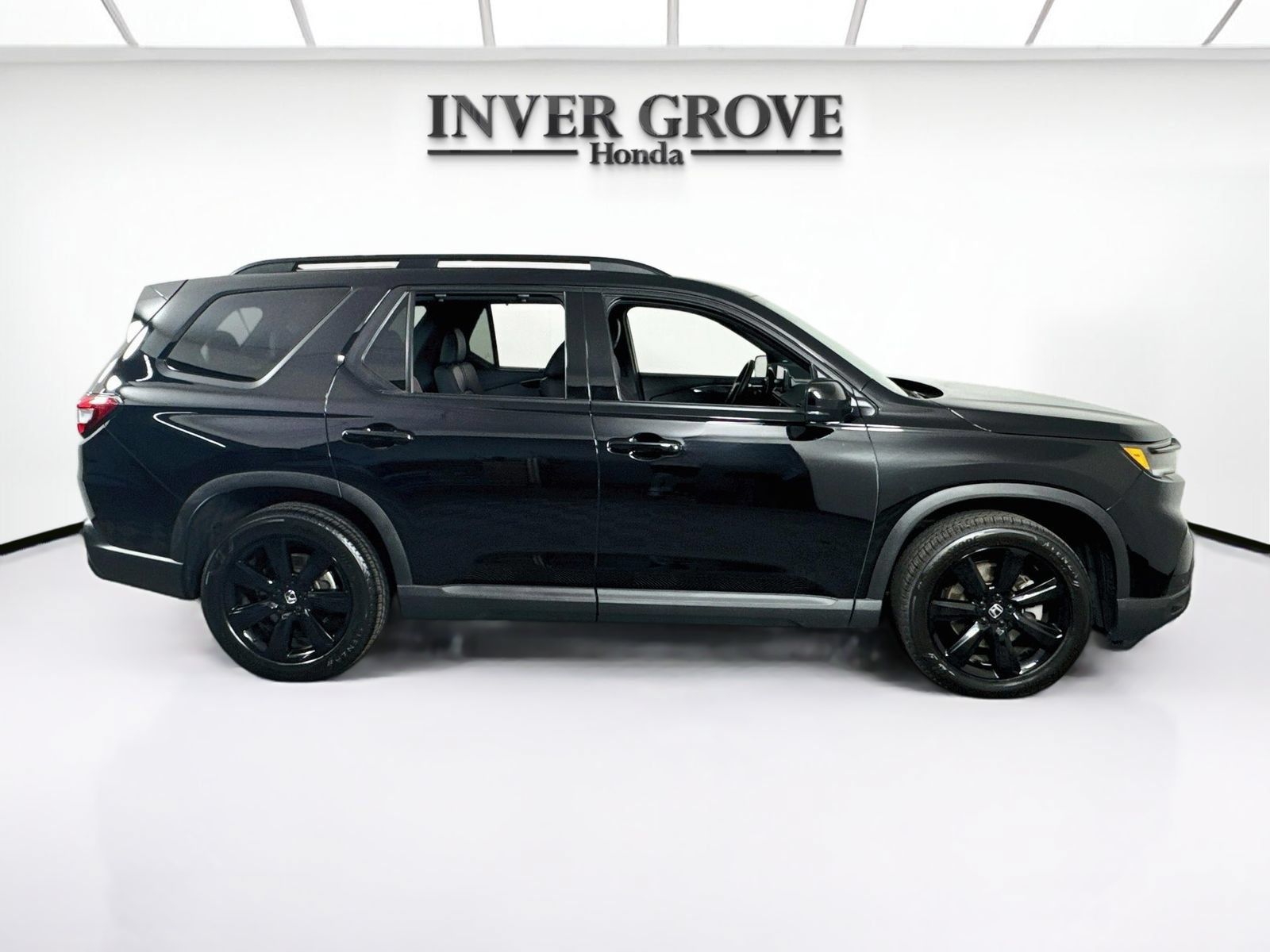 Used 2025 Honda Pilot Black Edition image 4